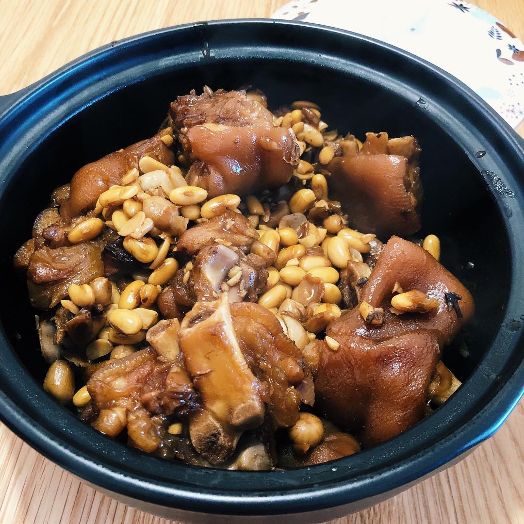 一夹就断的黄豆焖猪蹄