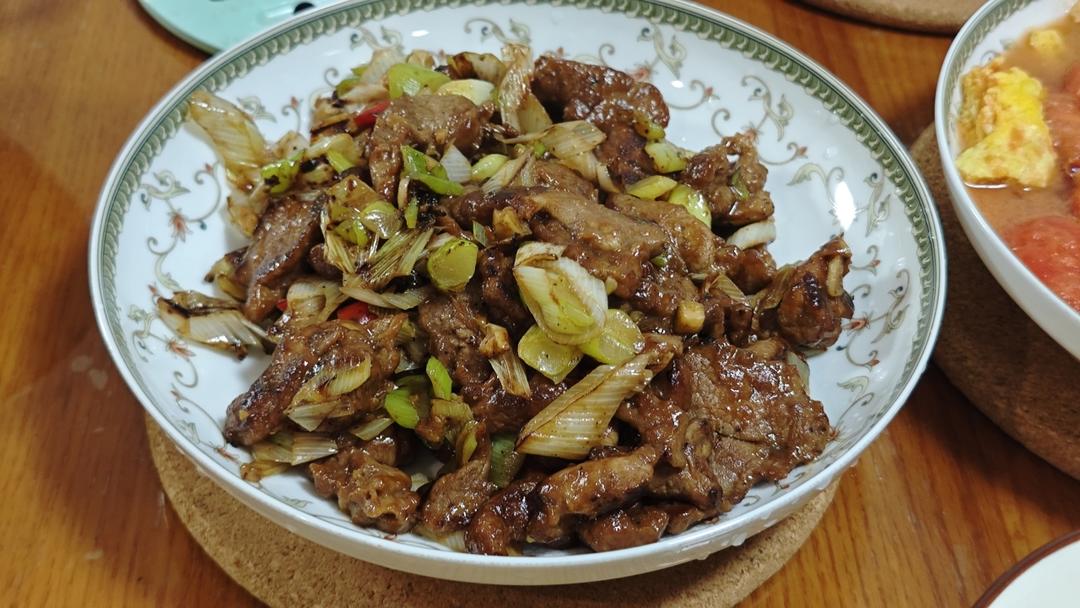 厨师长教你：“葱爆羊腿肉”的家常做法，葱香味浓，嫩而不膻