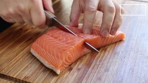 ［三分钟，更鲜美］快速腌制三文鱼（附详细切片刀法图示）的做法 步骤4