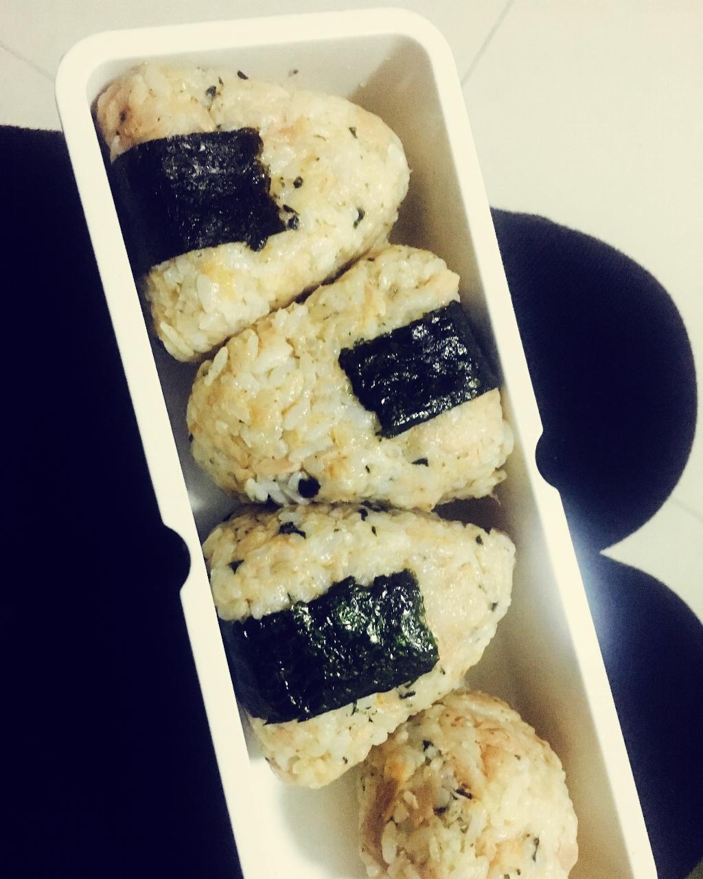 金枪鱼芝麻手捏饭团