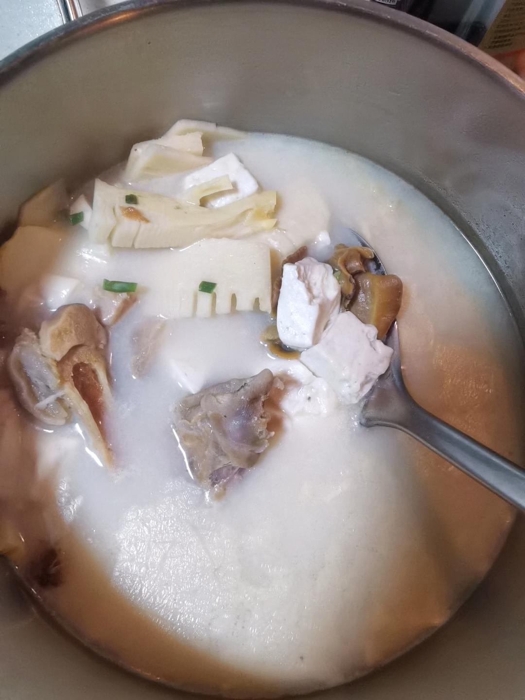 河蚌咸肉春笋豆腐汤