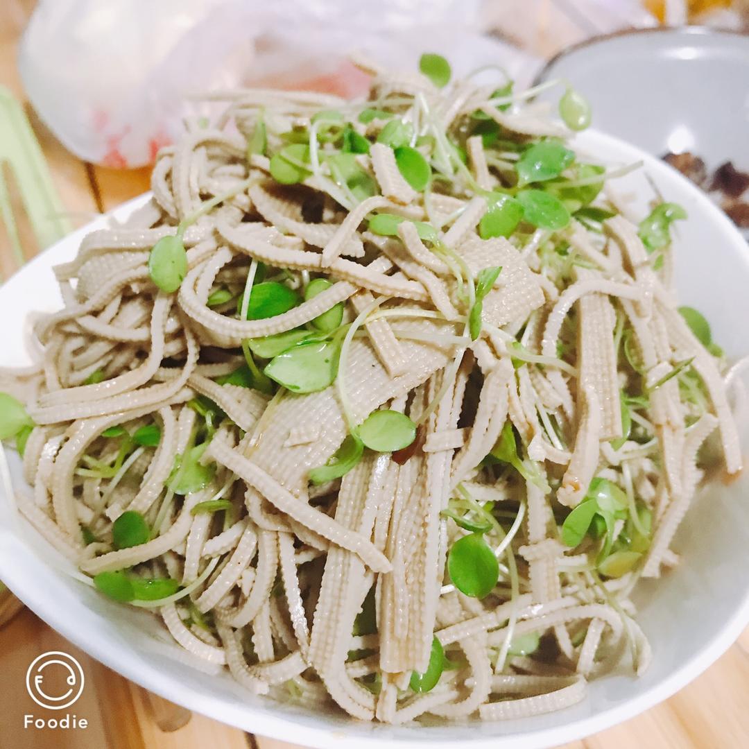 香椿苗拌豆腐丝