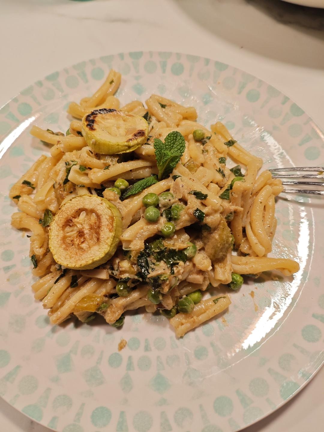 那不勒斯醋渍炸西葫芦意面配豌豆和薄荷奶油酱 Pasta with Peas and Minty Cream Sauce