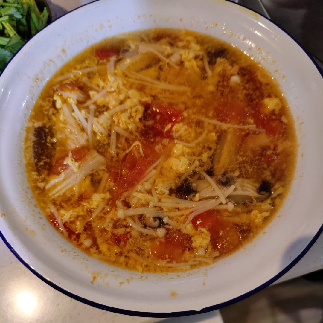汤鲜味美的西红柿香菇汤