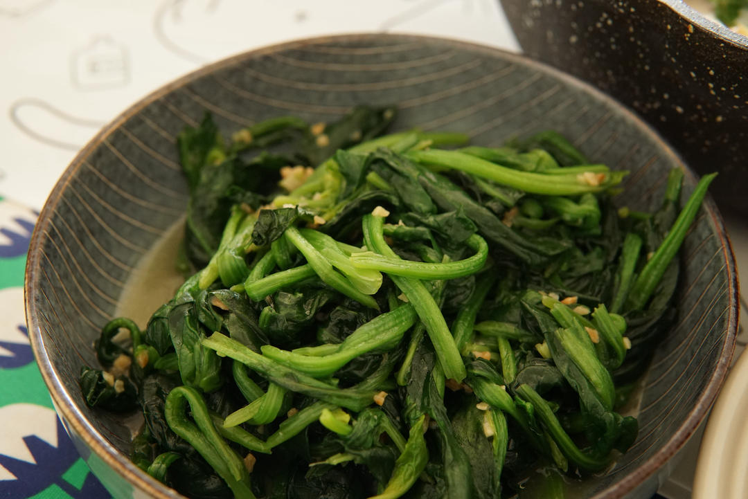 刀都用不上的超级快手金蒜菠菜