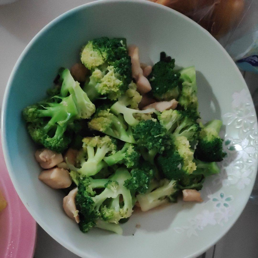 西蓝花炒鸡胸肉（最近爱上减脂餐）