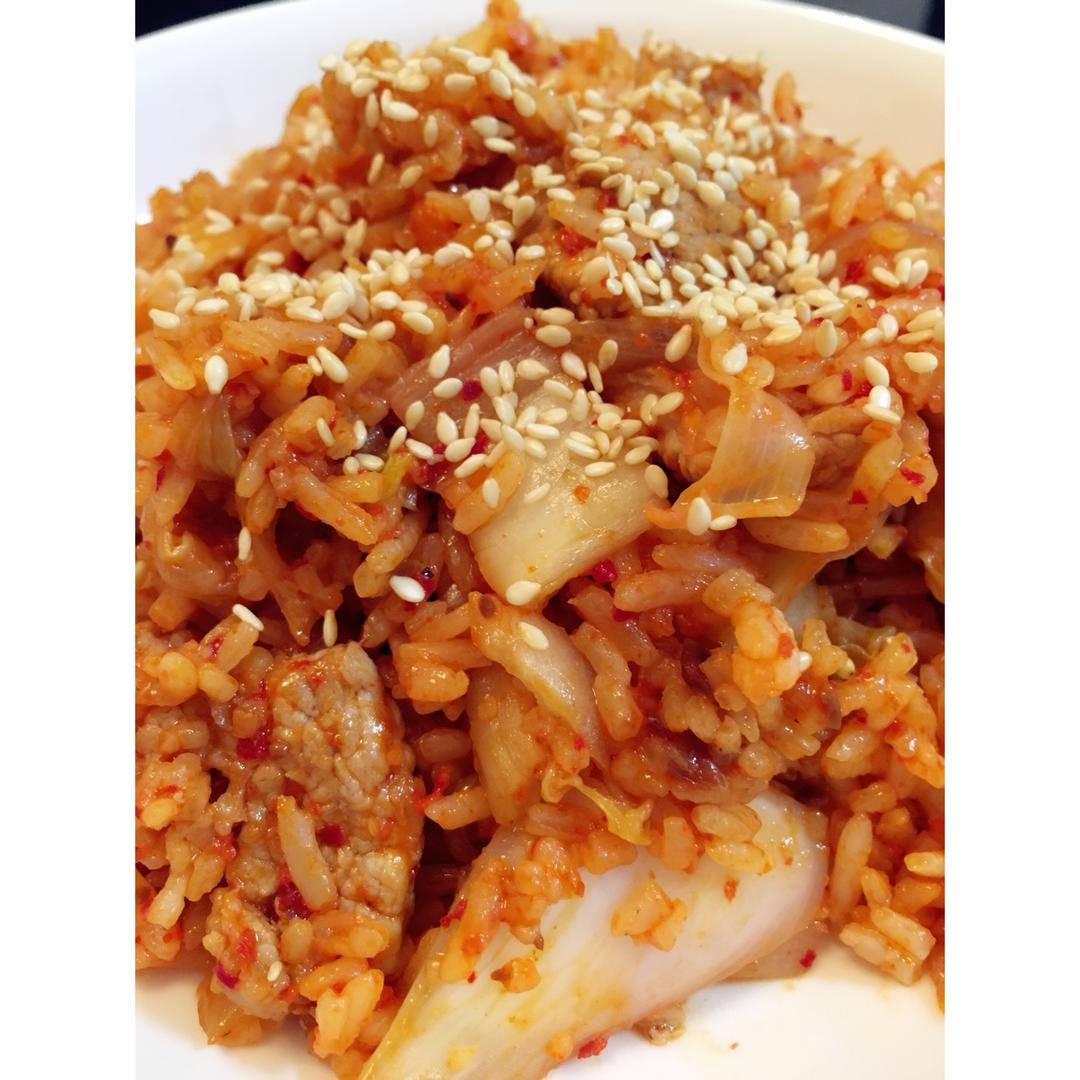 女汉几做的辣白菜五花肉炒饭