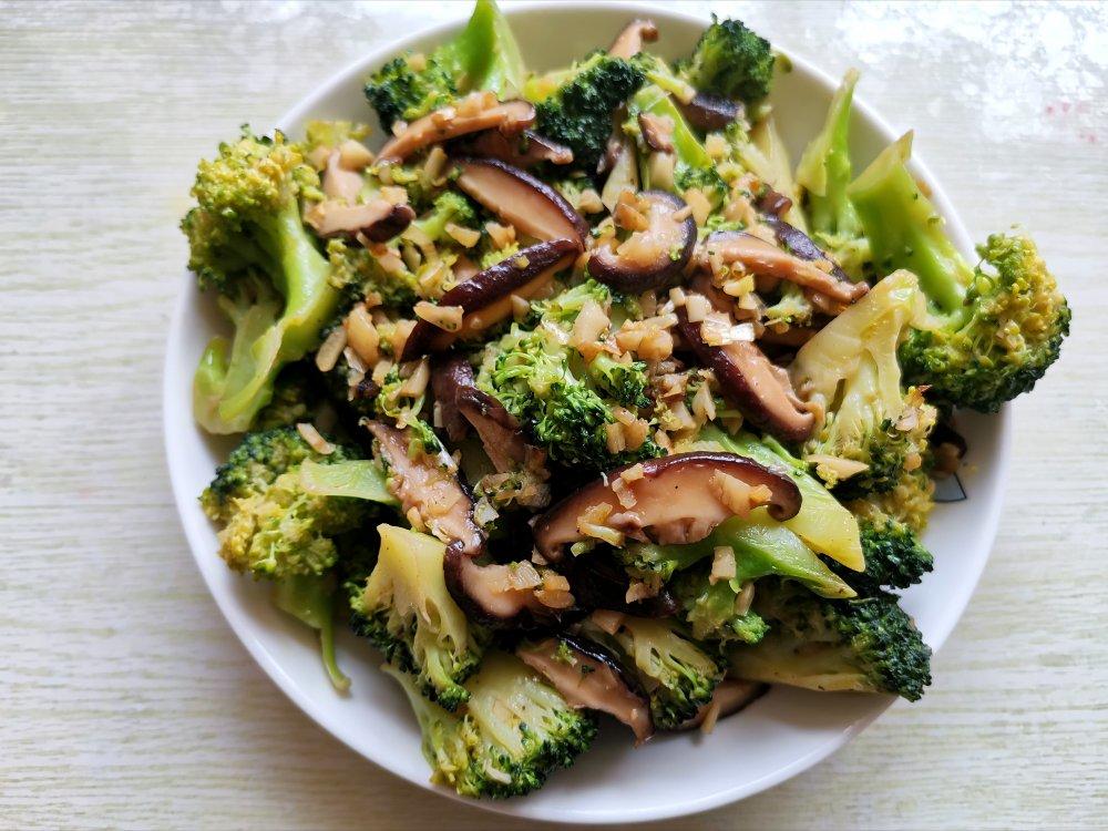 低脂好吃的西兰花炒香菇