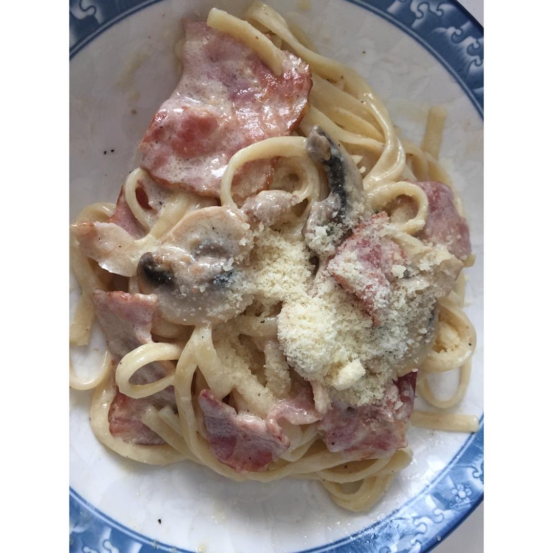 白蘑菇奶油培根意面