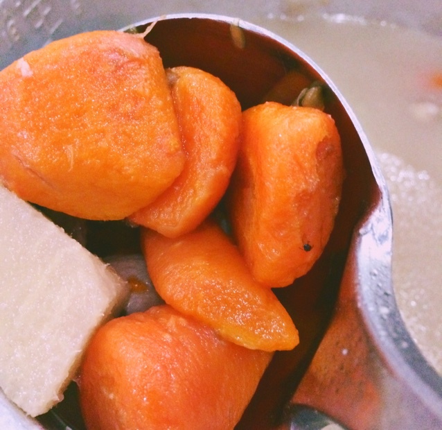 玉米红萝卜脊骨汤