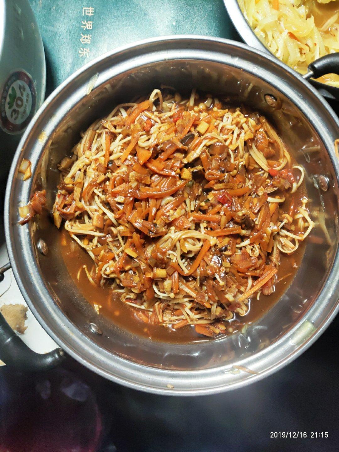 米饭杀手，好吃到舔盘的胡萝卜拌金针菇，10分钟就可以搞定