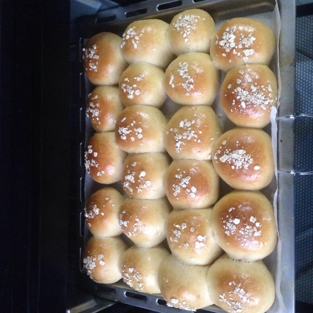 大人小孩都爱不释口的【蜂蜜牛奶小餐包】