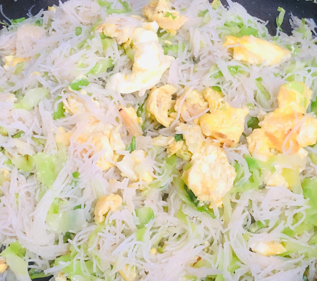 忍不住舔盘的圆白菜木耳鸡蛋炒米粉