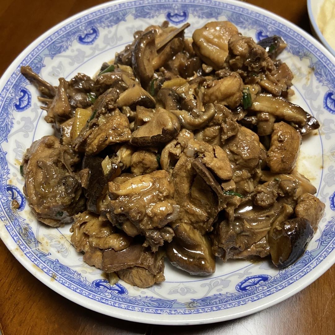 十几年不吃鸡肉的人吃了一盘子的小鸡炖香菇
