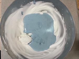 高颜值甜品❗️蓝颜蜜桃蛋糕卷的做法 步骤7