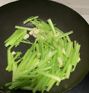 能干三碗饭的芹菜炒肉的做法 步骤2