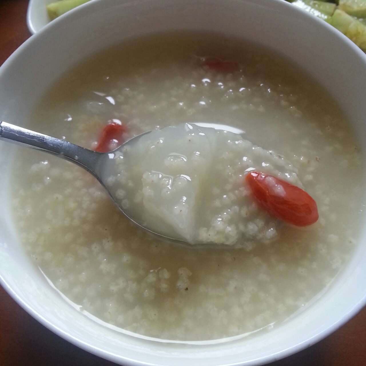 枸杞雪梨小米粥