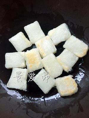 油炒红糖淋香煎糍粑块的做法 步骤2