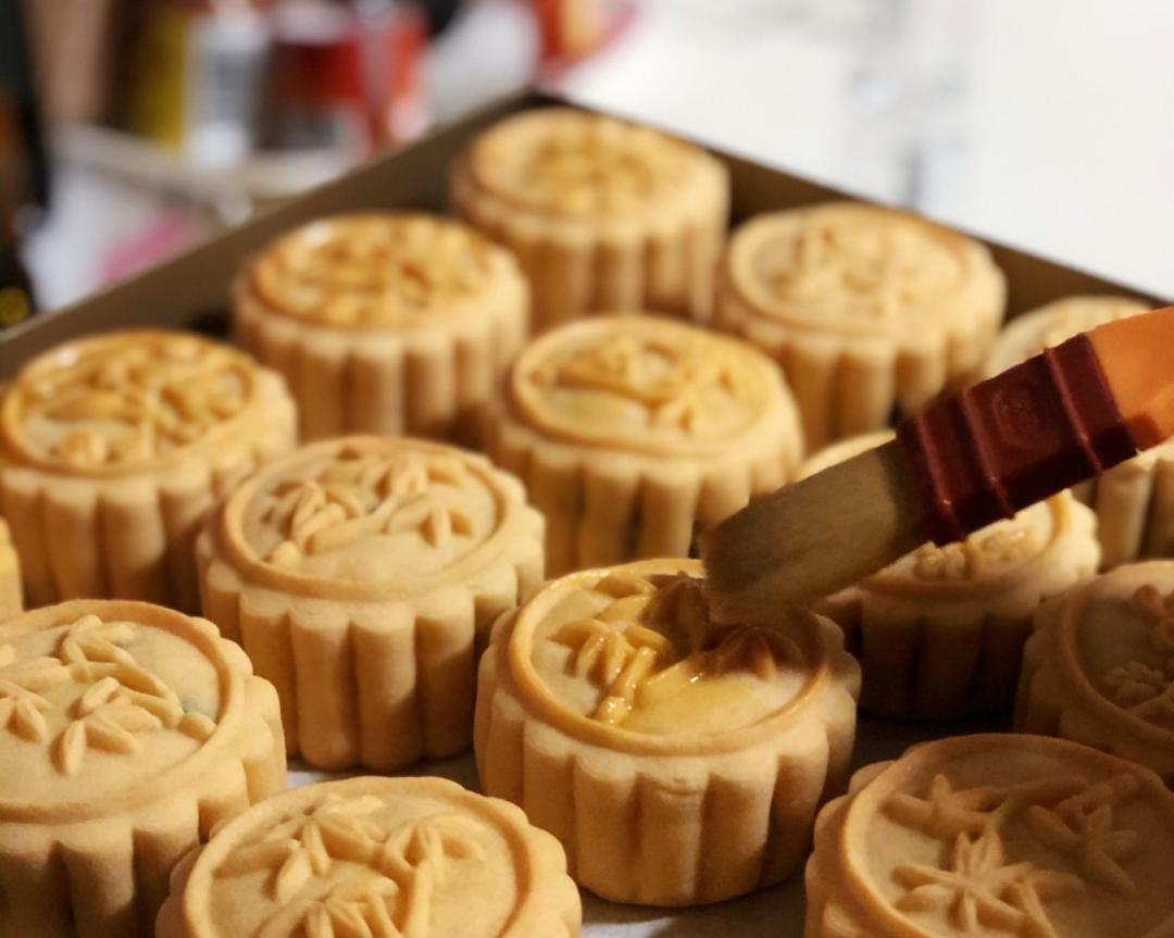 No.329_四种口味广式月饼/莲蓉蛋黄/芝麻/椰蓉蔓越莓/肉松月饼的做法