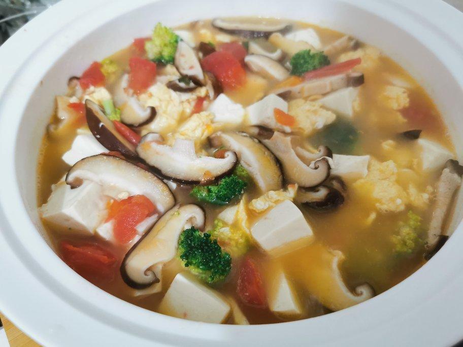 汤鲜味美，好吃到哭的番茄西兰花豆腐汤～