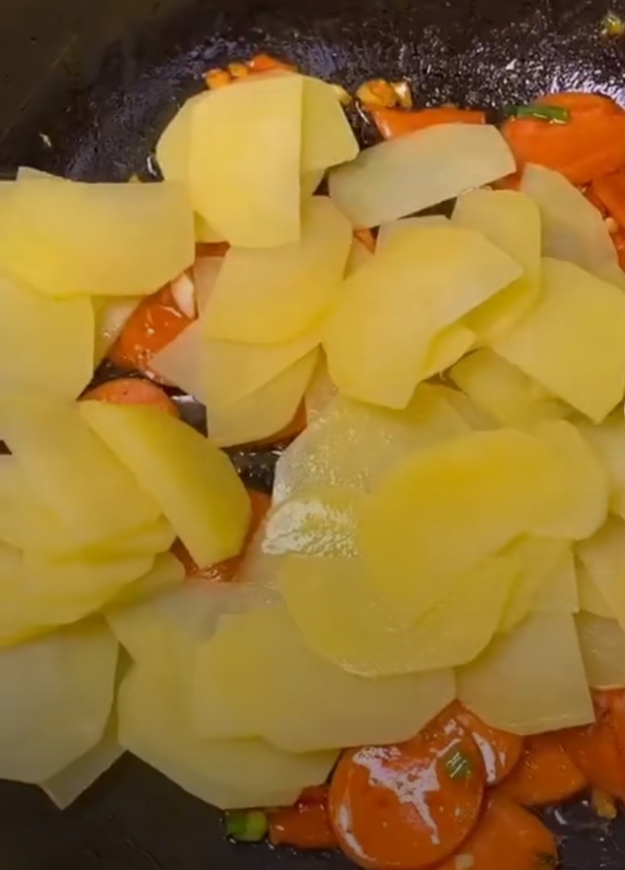 家常素菜-火腿炒土豆片的做法 步骤6