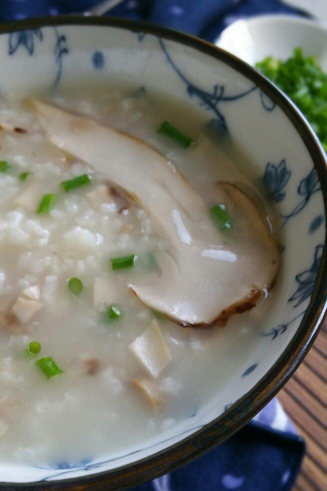 满满的兜兜做的鲜松茸粥