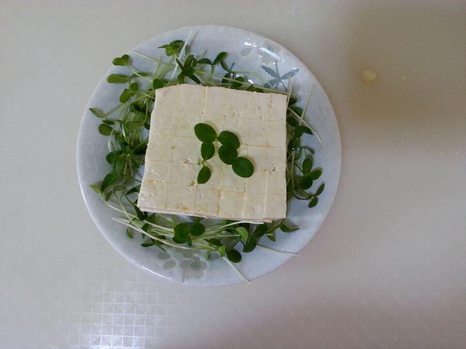 香椿苗拌豆腐的做法 步骤3
