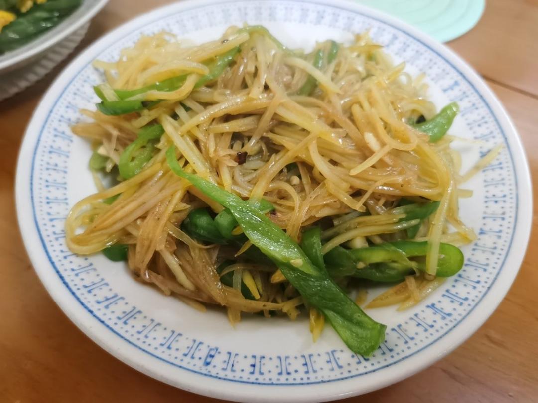 好吃又方便的青椒土豆丝，来喽！