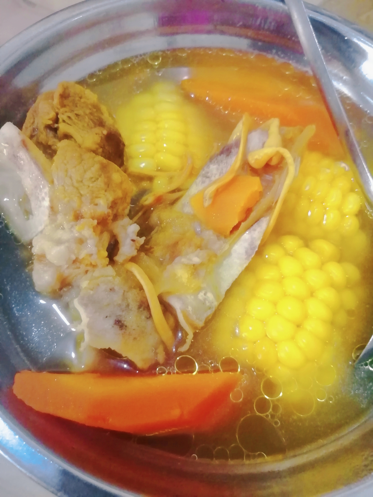 清热解毒又美味的虫草花胡萝卜玉米猪骨汤