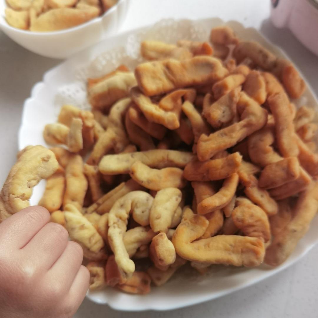 两个鸡蛋一碗面粉，不添加，制作简单的炸面条