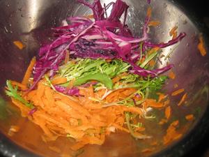 干煎三文鱼伴蔬菜沙拉的做法 步骤3