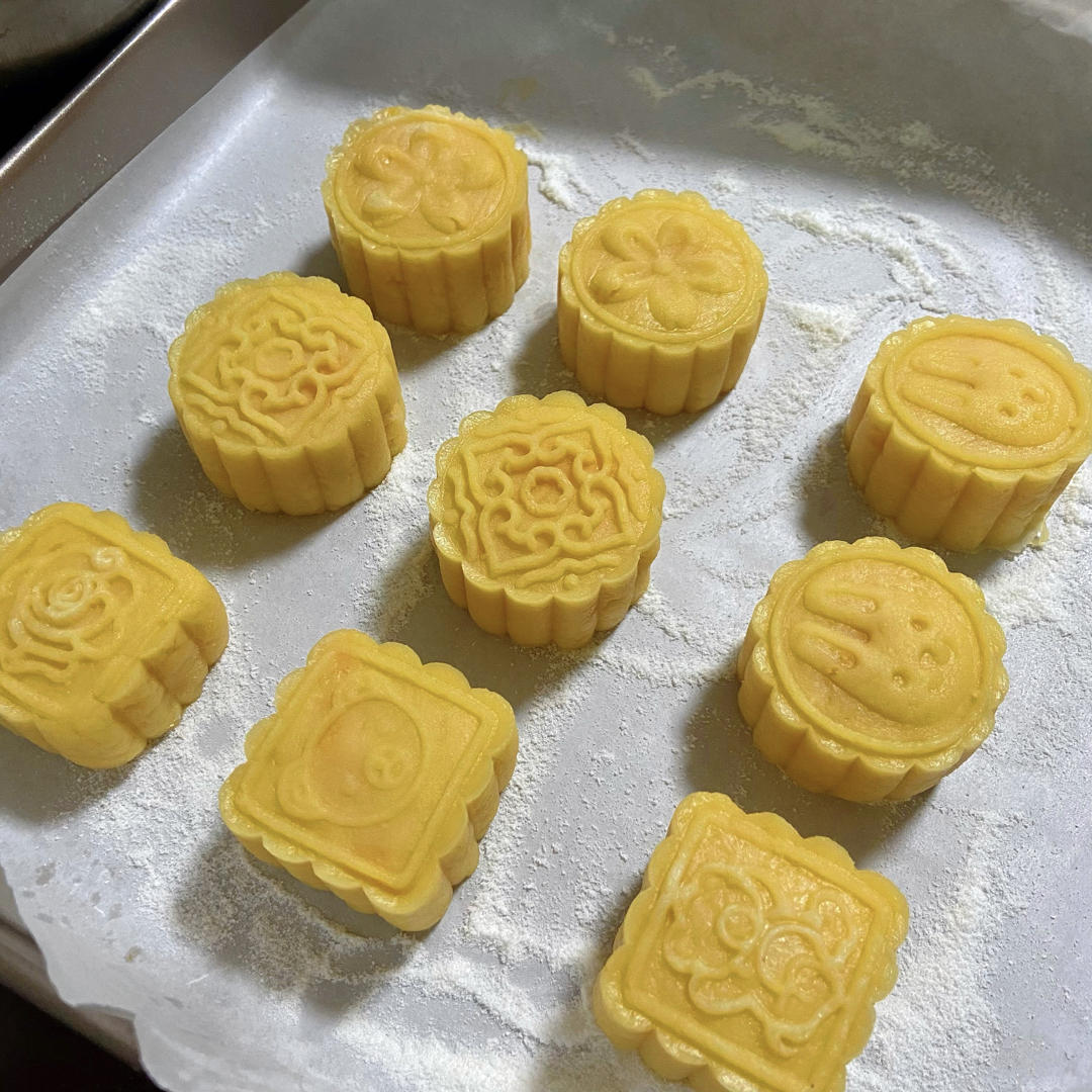 💃奶黄流心月饼——这是可以让你坐稳朋友圈厨霸位置的月饼🥮，没人点赞算我输👎