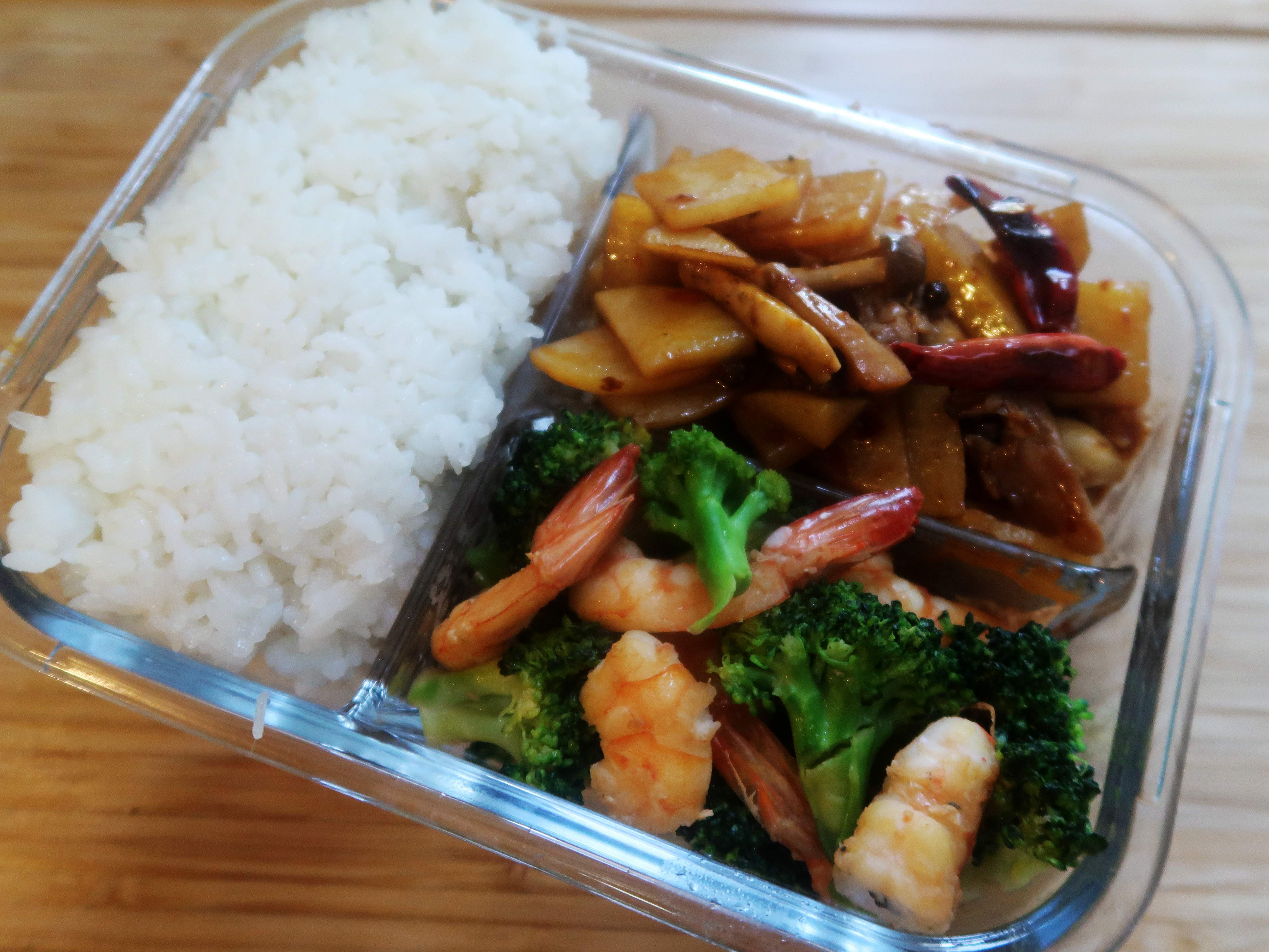 快手午餐便当饭盒——清炒虾西兰花和酸辣蘑菇土豆的做法