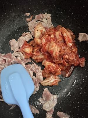 韩式辣白菜泡菜汤돼지고기김치찌개的做法 步骤2