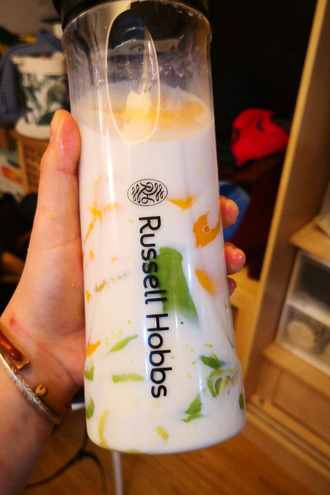 芒果牛油果奶昔 榴莲酸奶做的芒果牛油果奶昔