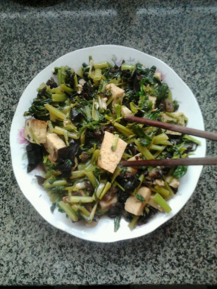 菠菜炖冻豆腐