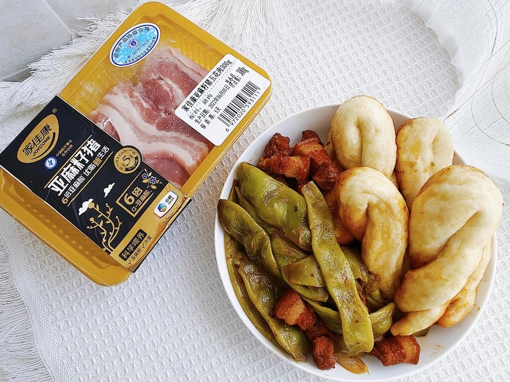 豆角烧肉焖玉米卷子的做法