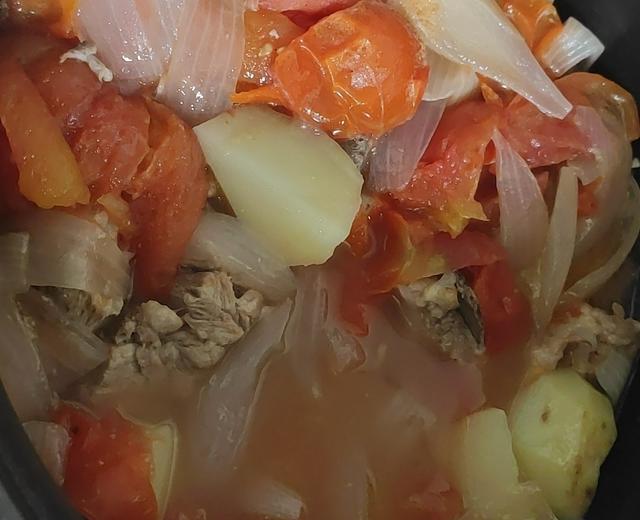 番茄洋葱，土豆骨头汤的做法