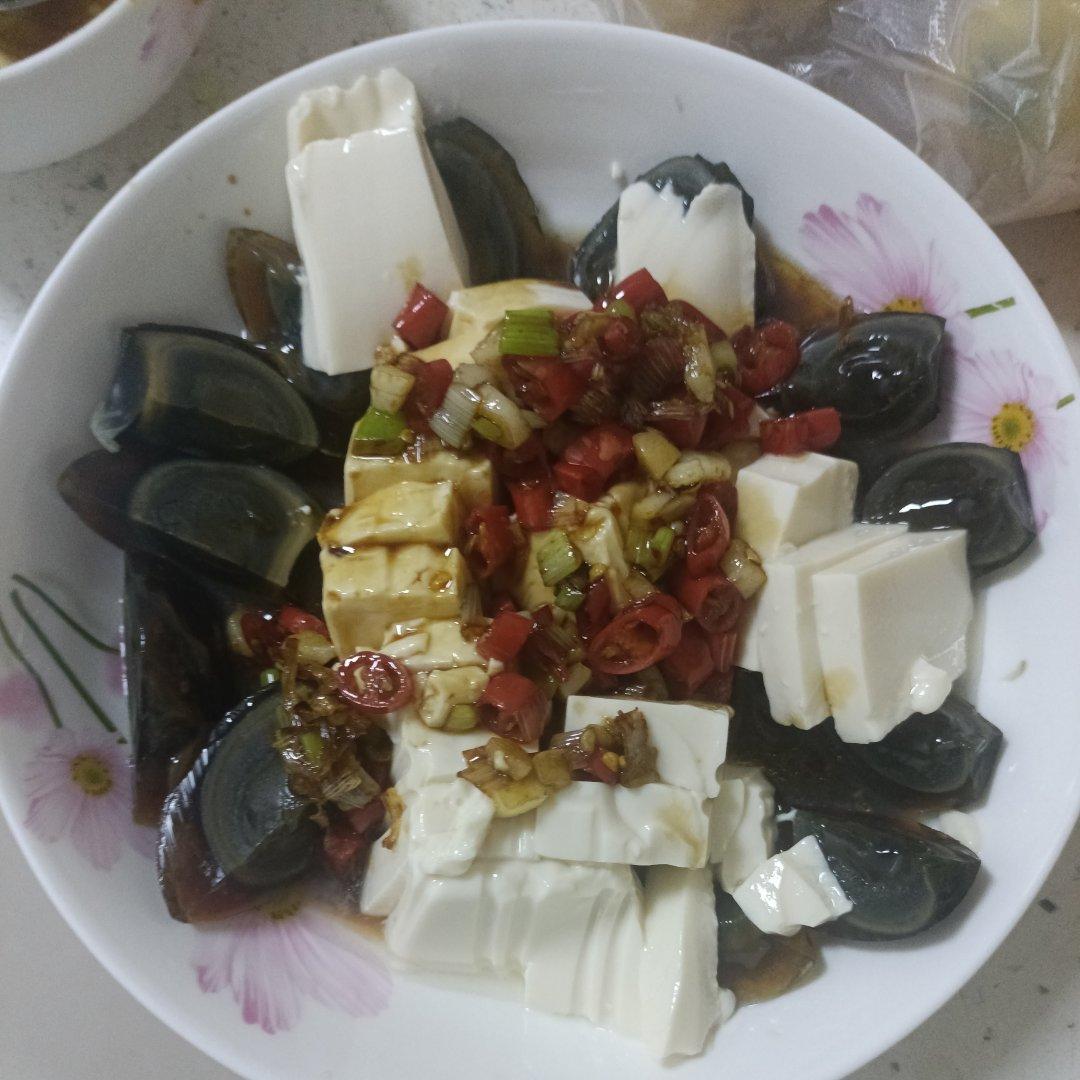 双椒拌皮蛋豆腐