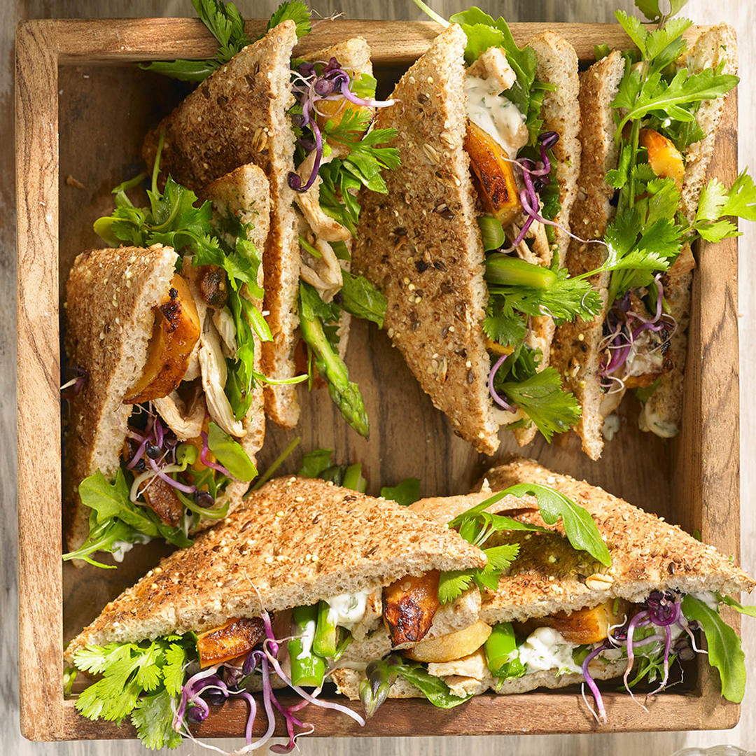 Sándwiches de pollo y nísperos caramelizados