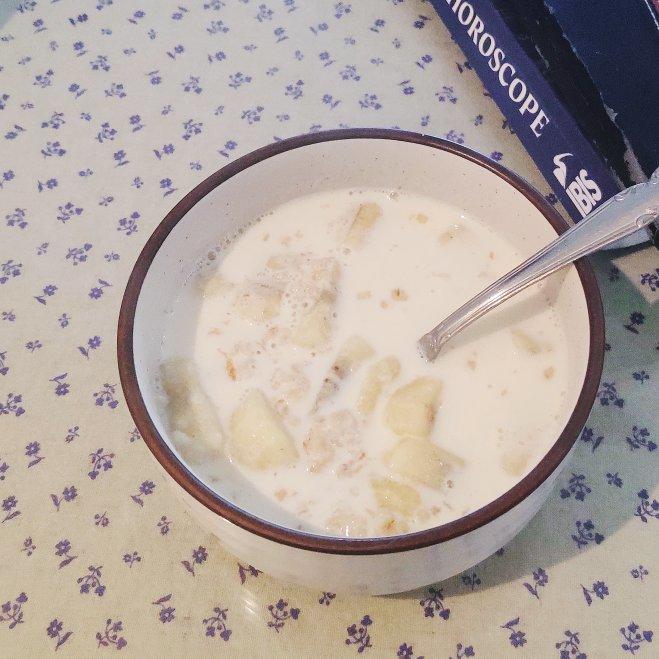 牛奶燕麦泡香蕉（减肥快手早餐）