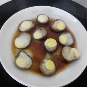鹌鹑蛋蒸香菇的做法 步骤2