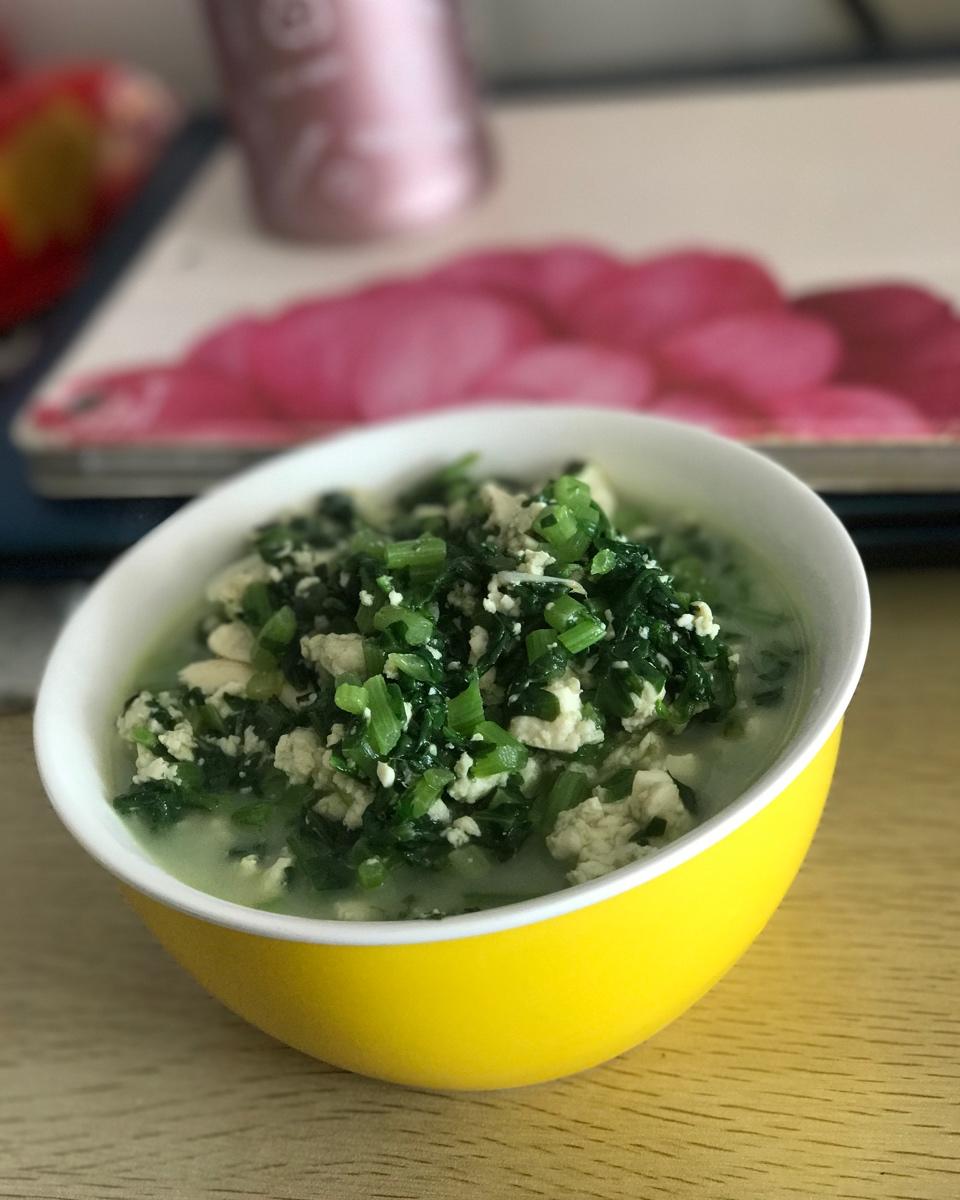 茼蒿小豆腐一五分钟美食