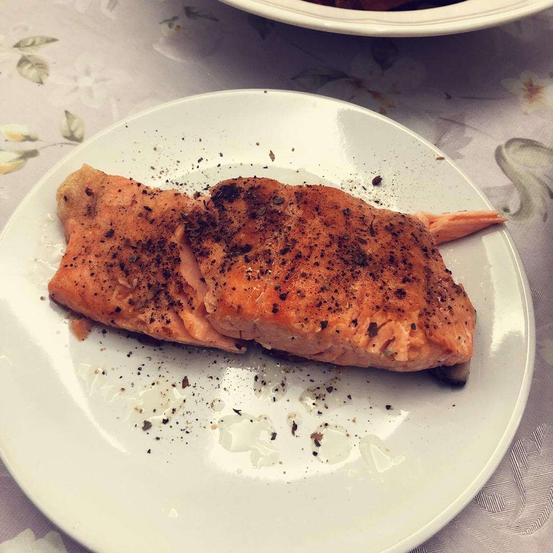 给宝宝做的、有营养又超简单的香煎三文鱼