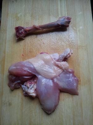 狗狗鲜食——鸡腿胡萝卜的做法 步骤1