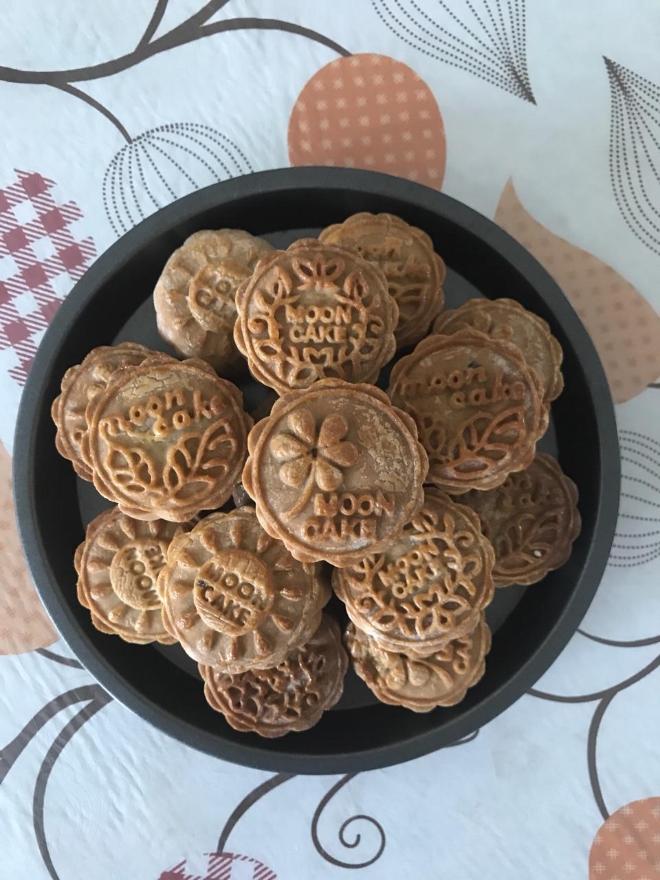 广式月饼—蛋黄芝麻月饼