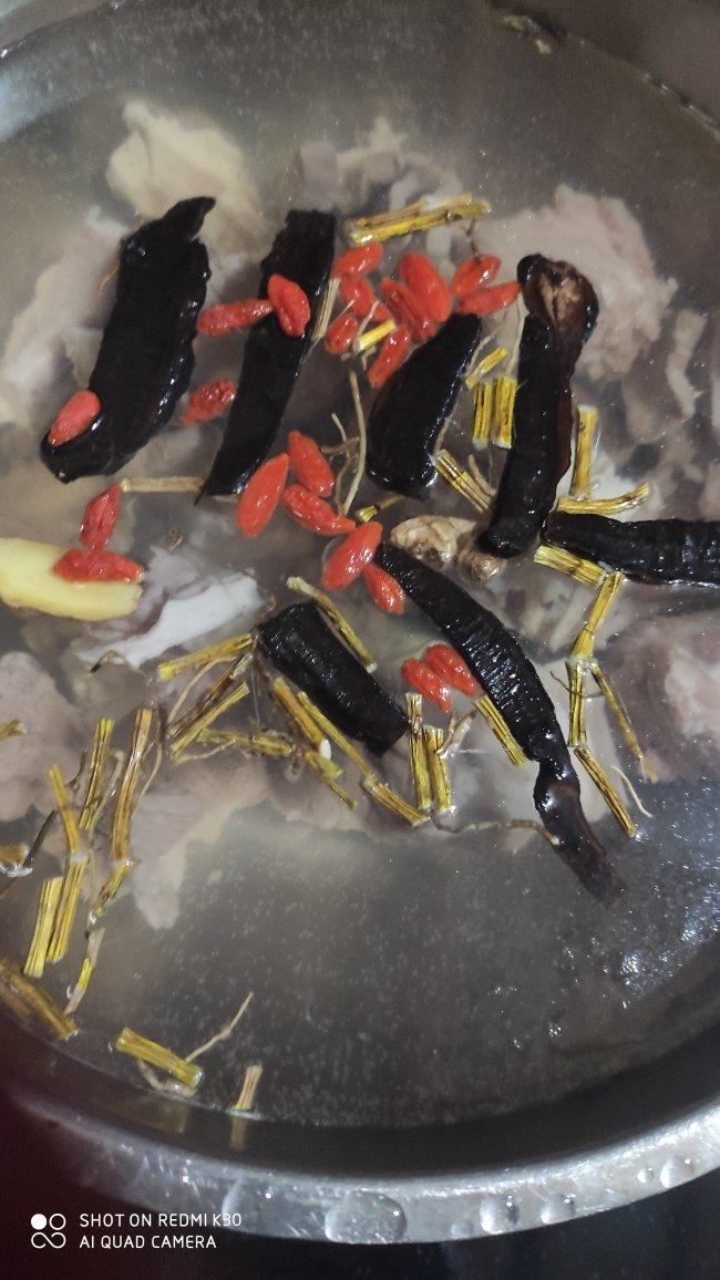 就像有句话所说：成年人的世界里，从来就没有“容易”二字。很多时候，你只能单枪匹马，直面生活的兵荒马乱。