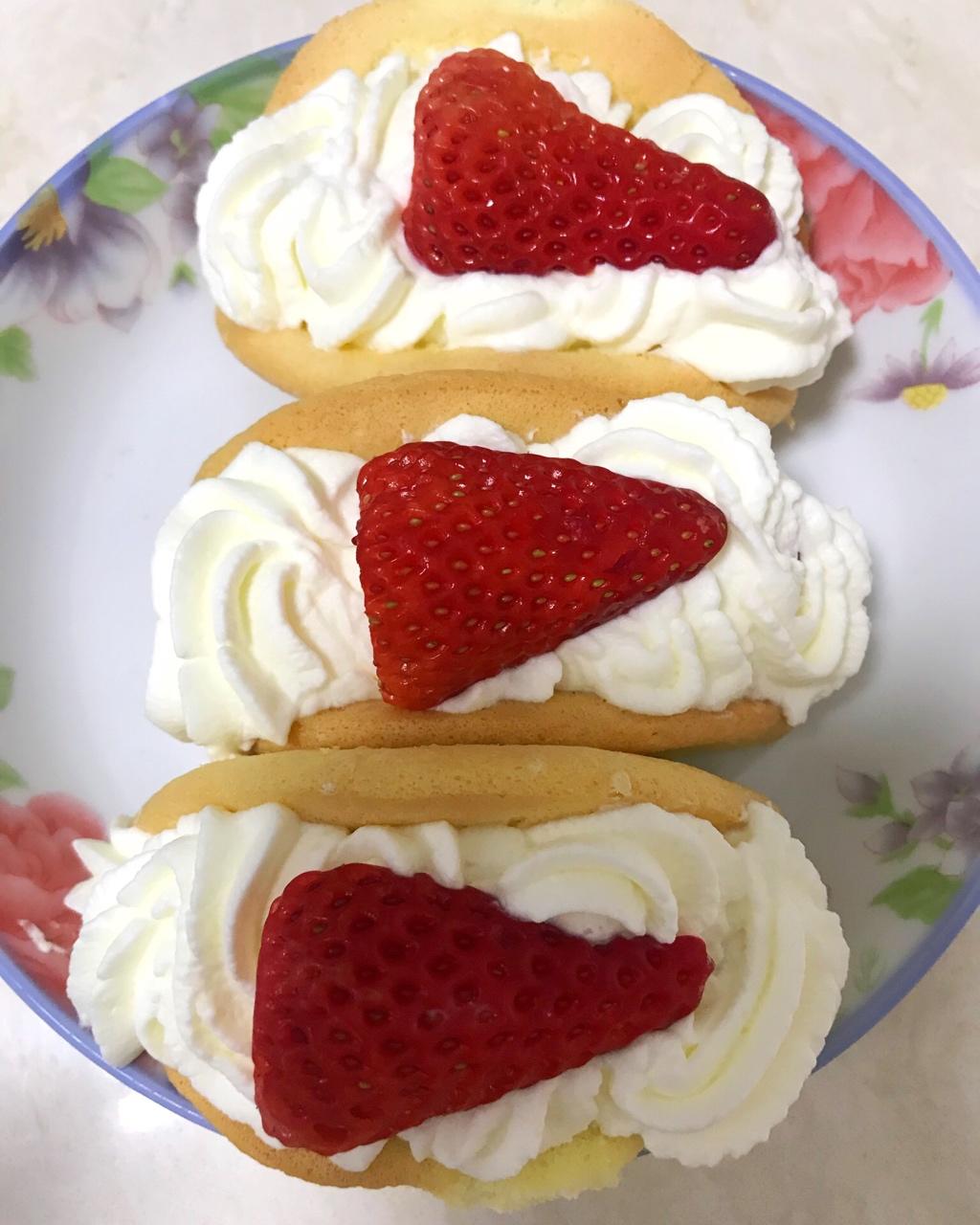 韩国最热门的甜品店Le Bread Lab的草莓蛋糕卷