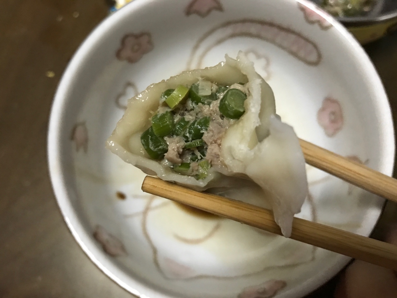 冬至过年春节都要吃的鲜甜蒜苗（蒜苔）猪肉馅饺子的做法 步骤10