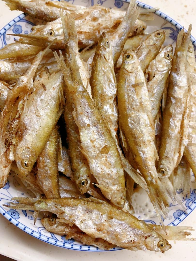 厨师长教你：“干炸小河鱼”的家常做法，金黄酥脆回味无穷